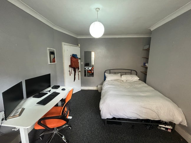 Affordable Social Flat situated in East Putney Main Photo