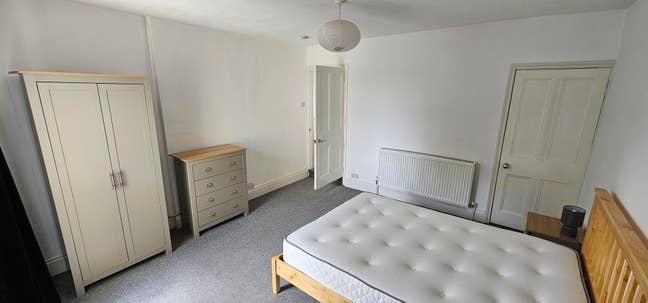 Double En-suite Room - &pound;650pcm - Kingswood Main Photo