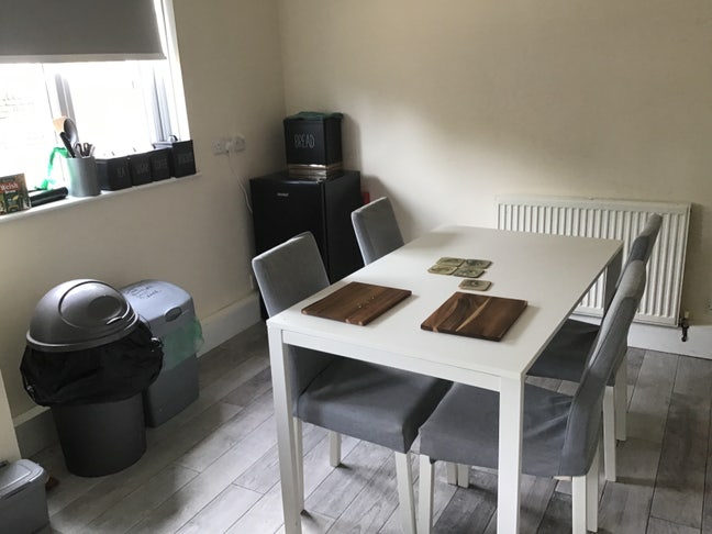 Clean single room in quiet,working maisonette. Main Photo