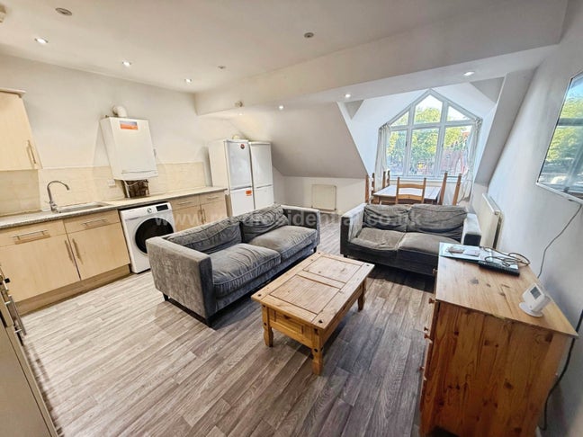 Spacious 5-Bed Flat | Bills Included + Parking Main Photo