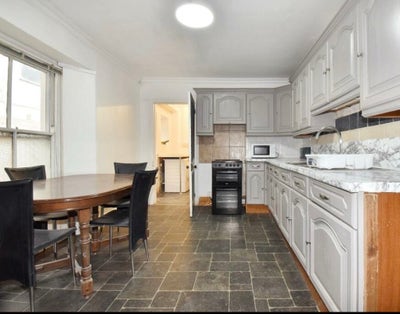 Available room in beach flat Main Photo