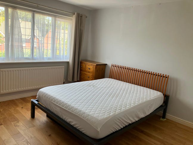 Spacious En-suite Room in a quiet Detached House  Main Photo