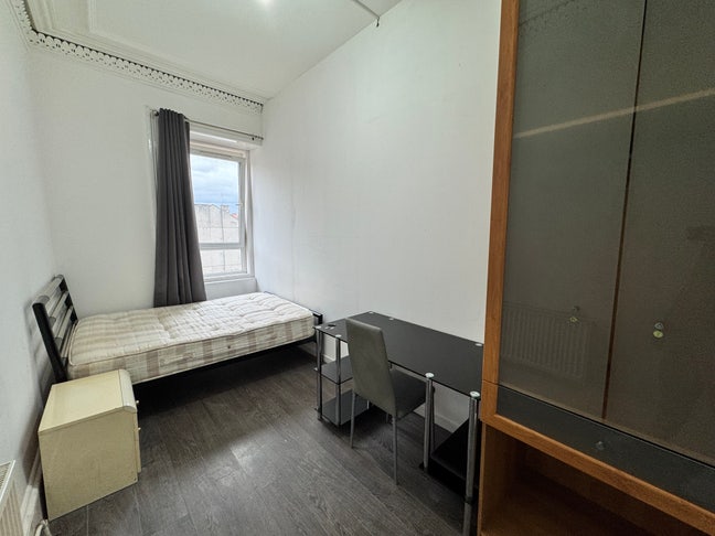 2 Rooms (Read Description) - Bills Inc - Govanhill Main Photo