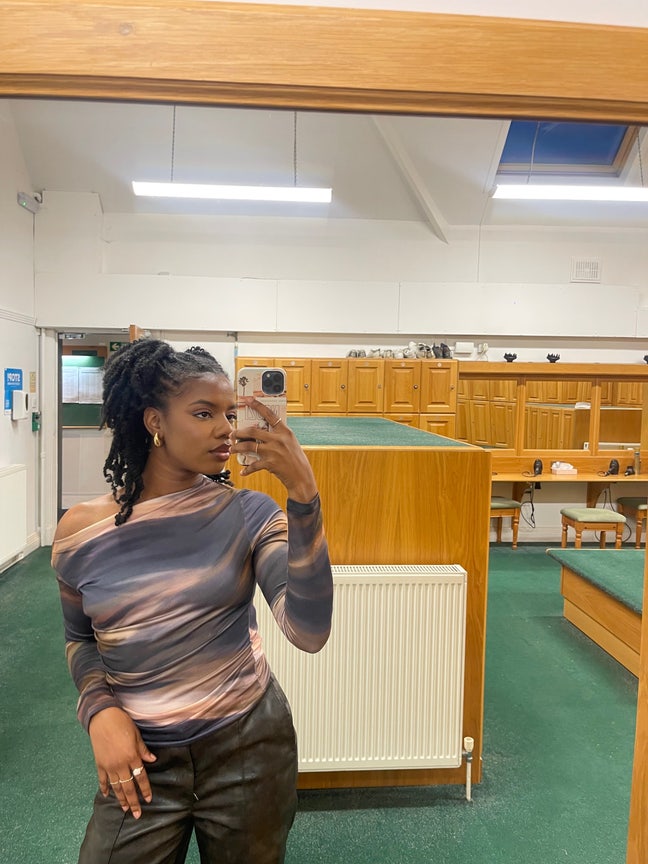I am a professional female  aged 25 looking f... Main Photo