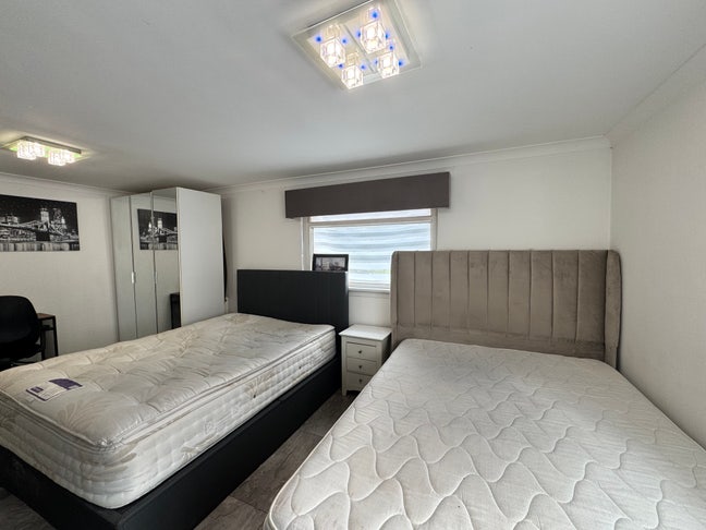Large Room (G73 2SF) - Bill Inc - Next to Aldi Main Photo