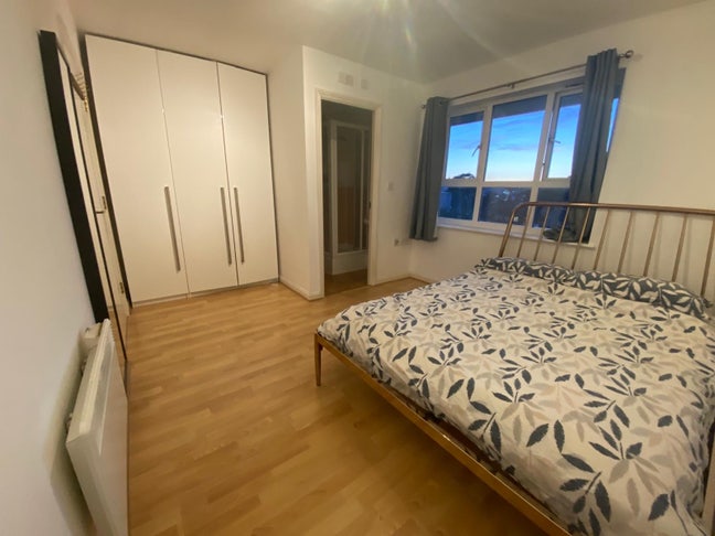 Bright & Spacious: 2 Rooms in Cozy Flat for Rent Main Photo