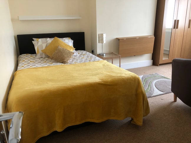 Fantastic Double Room to let in Horley Main Photo