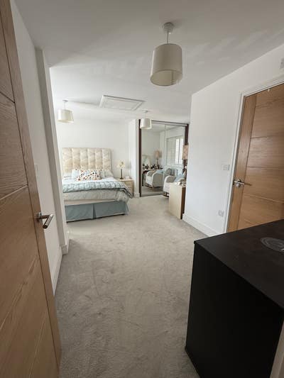 Double en-suite room in a quiet neighbourhood Main Photo