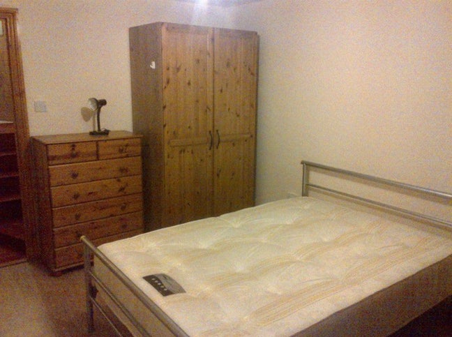 2 Min Walk to Tube. Lge 1 Bed Flat. Gas &Water Inc Main Photo