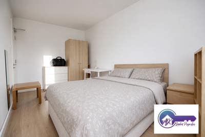  Double Room in Westferry for Women Pref Main Photo