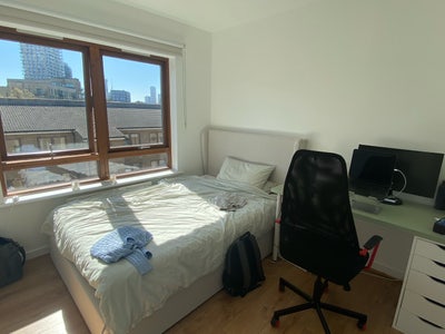 Room with En-Suite Bathroom Available in E14 Main Photo