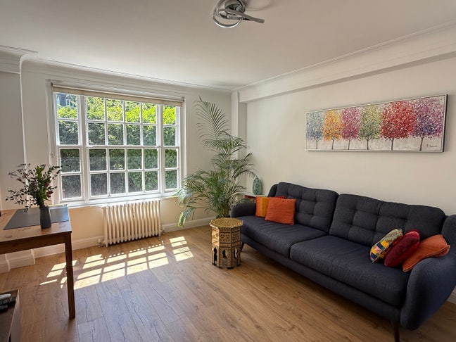 Double room in Mansion Block (heating & hot water) Main Photo