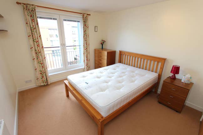 Comfortable, cosy double room available to rent Main Photo
