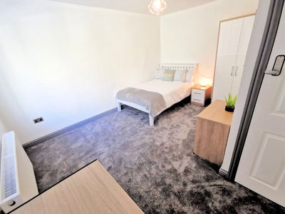 ** LARGE Modern Luxury En Suite All Bills Included Main Photo