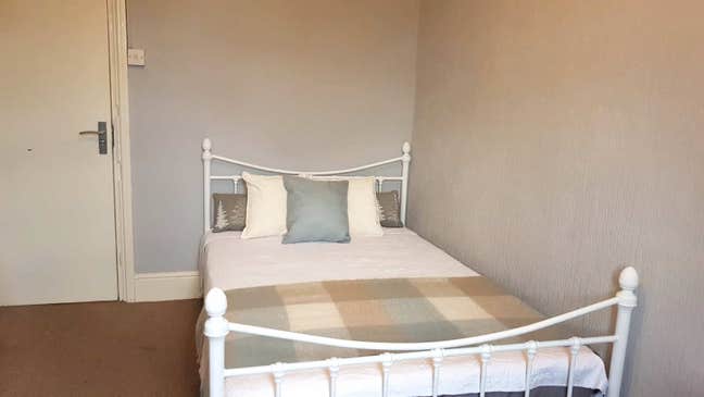 ** Lovely LARGE Room Hagley Rd - No Bills To Pay! Main Photo