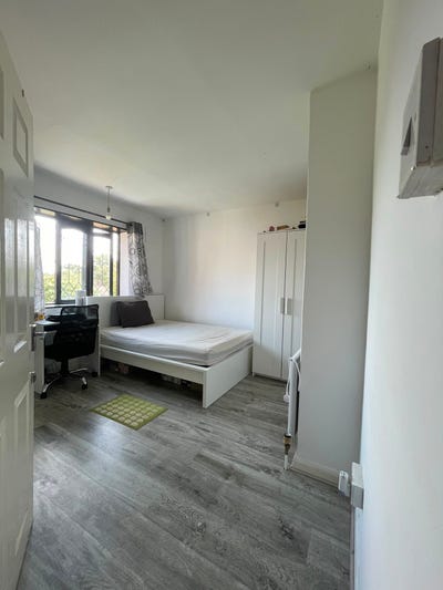 Bright Spacious Bedroom Main Photo