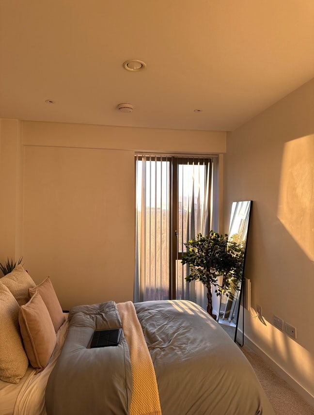 Beautiful Modern Flat - En-suite Room Available Main Photo