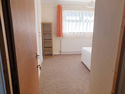 Spacious Double Room - Quiet Professional House Main Photo