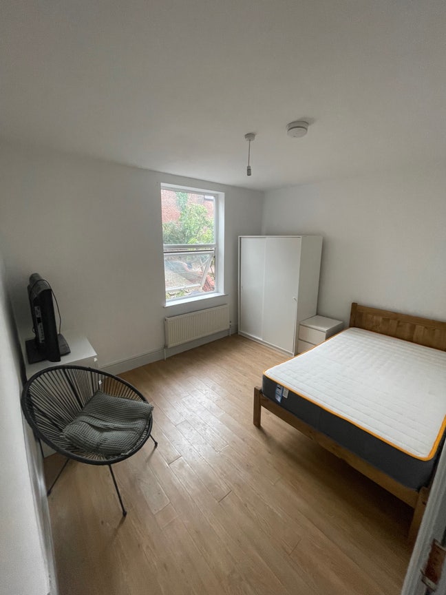 Lodger for comfortable home  Main Photo