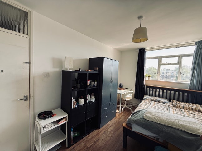   🏡Spacious Double Room , &pound;650 pcm, Females only 🩷 Main Photo