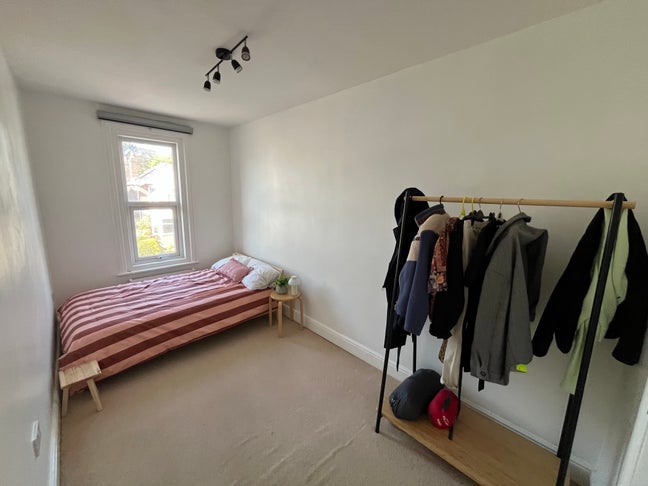 Furnished Double Room with Private Bathroom Main Photo