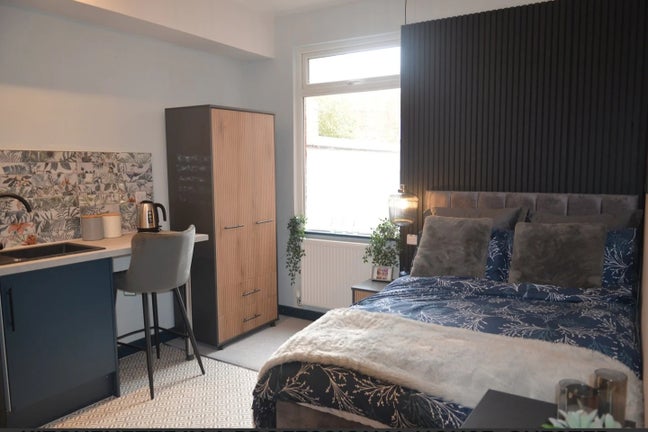 ROOM 2 (Double En-Suite with Kitchenette)          Main Photo