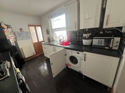  2 rooms available cf24 near royal oak/newport rd Main Photo