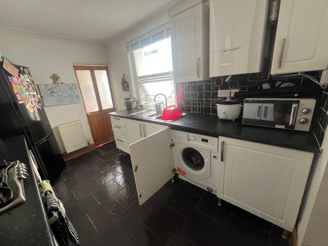 2 rooms available cf24 near royal oak/newport rd Main Photo