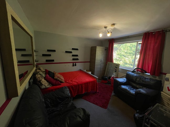 Double Room in a Quiet 2-Bedroom Flat Main Photo