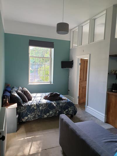 Lovely bedsit with en-suite and plenty of outdoor  Main Photo