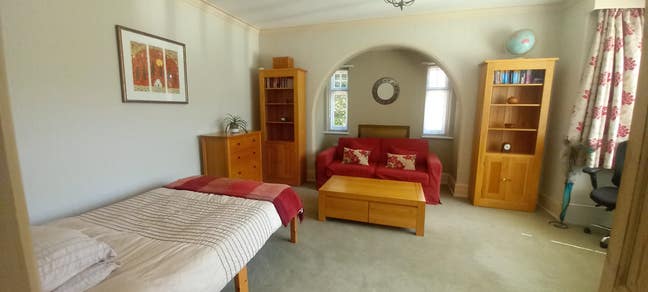 Large bedsit with parking, 10 mins bus to Reading Main Photo