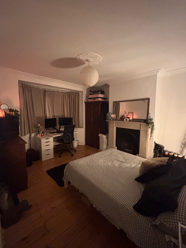 2x double room in 4-bed girls house Main Photo