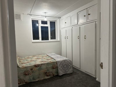 Furnished double room near Faircross bus garage Main Photo
