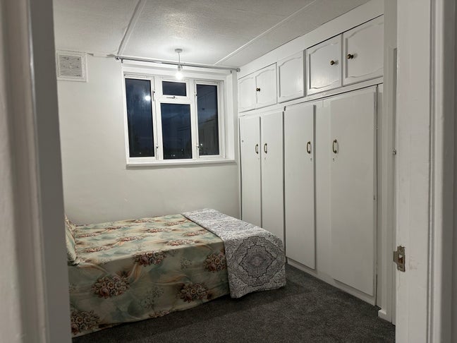 Furnished double room near Faircross bus garage Main Photo