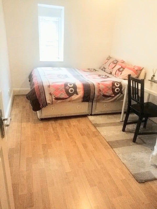 Spacious Double Room, Prime Central Location.  Main Photo