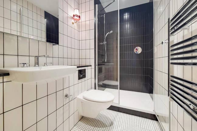 2 furnished rooms with private bathrooms  Main Photo