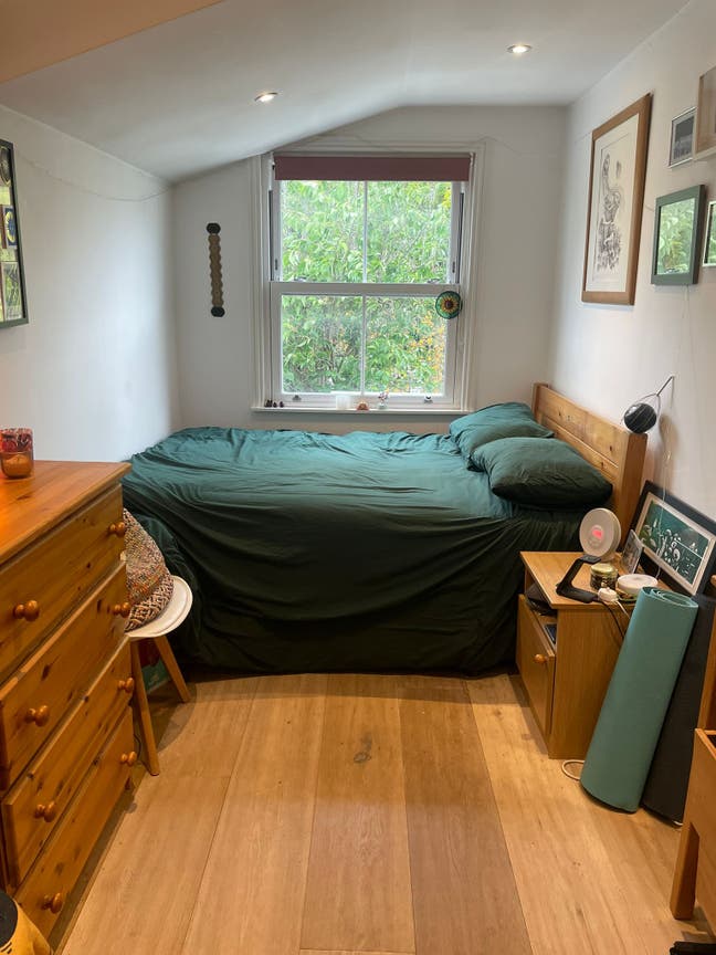 Room in shared family home Main Photo