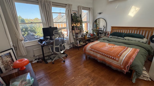 Sublet in Highbury, Massive bedroom on Calabria Rd Main Photo