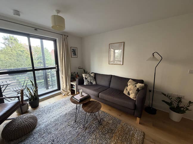 Bright & Spacious 2 Bed, 2 Bath Flat in Bermondsey Main Photo