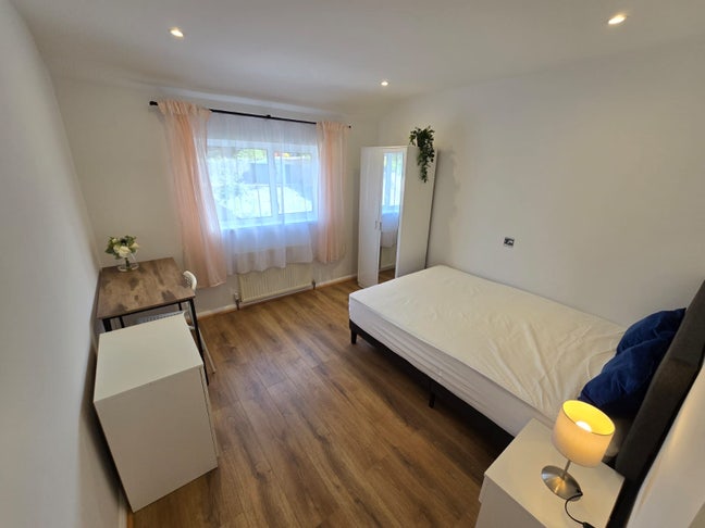 3 rooms to rent  Main Photo
