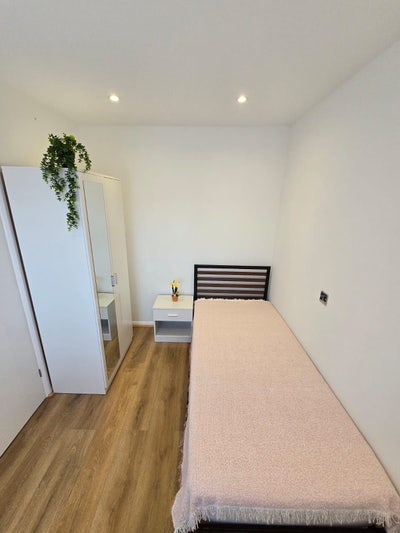 3 rooms to rent  Main Photo