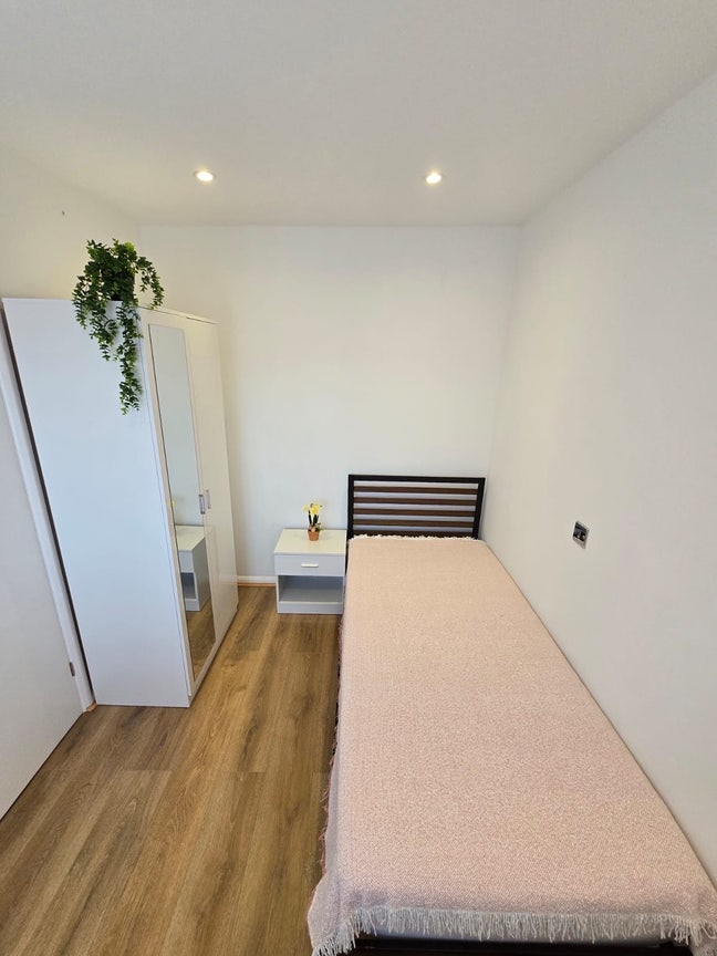 3 rooms to rent  Main Photo