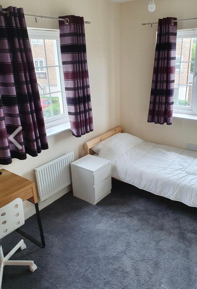 Single bedroom double window Main Photo