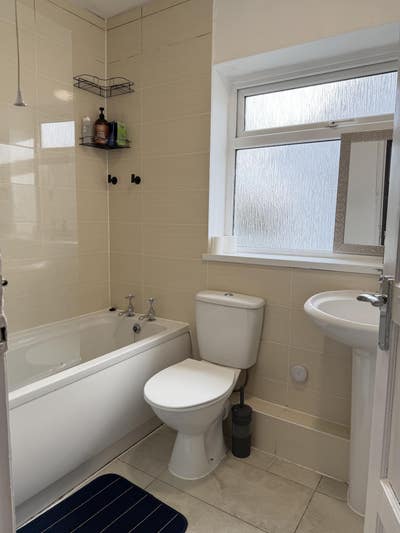 A spacious furnished double room Main Photo