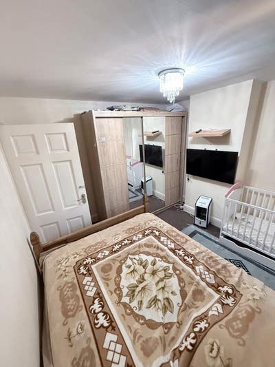Double Room Available – RM8 1JJ Main Photo
