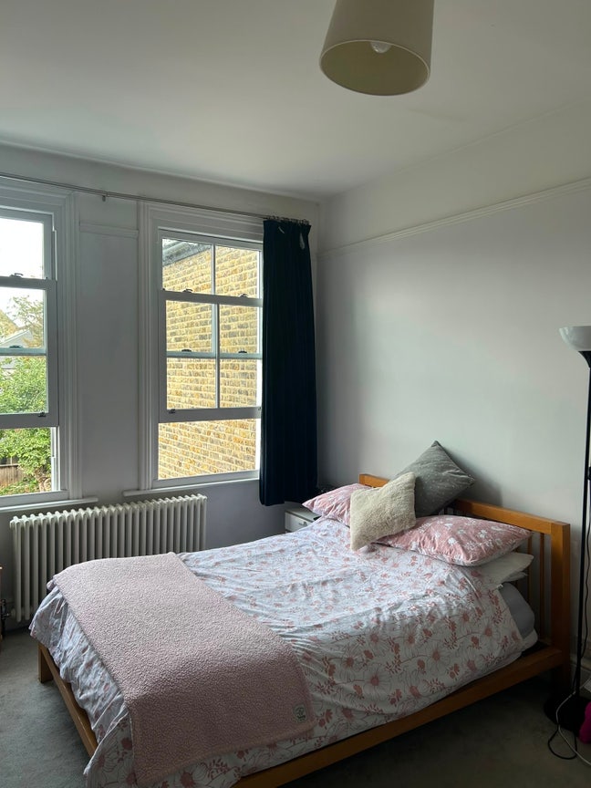 Large room in a Beautiful home Main Photo
