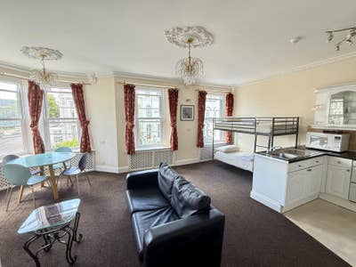 An entire 1 bedroom flat Main Photo