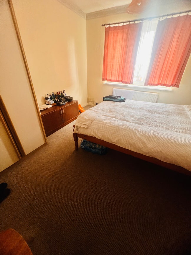 1 double round to rent in hayes  .  Main Photo