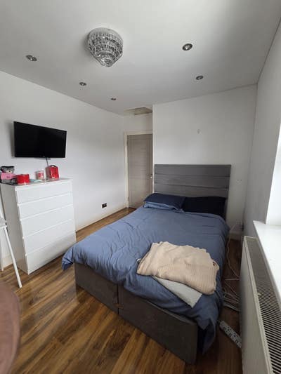 Newly refurbished  double bedroom  Main Photo