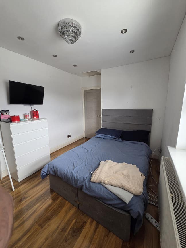 Newly refurbished  double bedroom  Main Photo